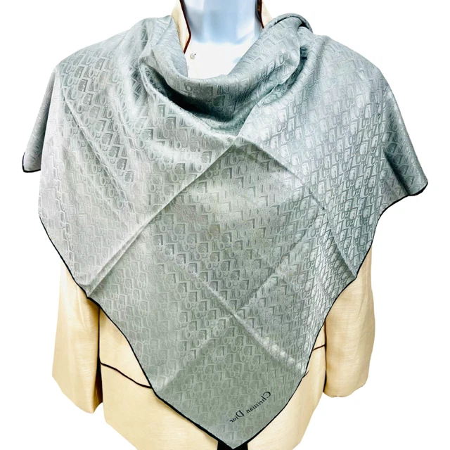 Bufanda de satén de seda Christian Dior 31" x31 plateada metálica en muy buena condición (última Foto 2 de 4