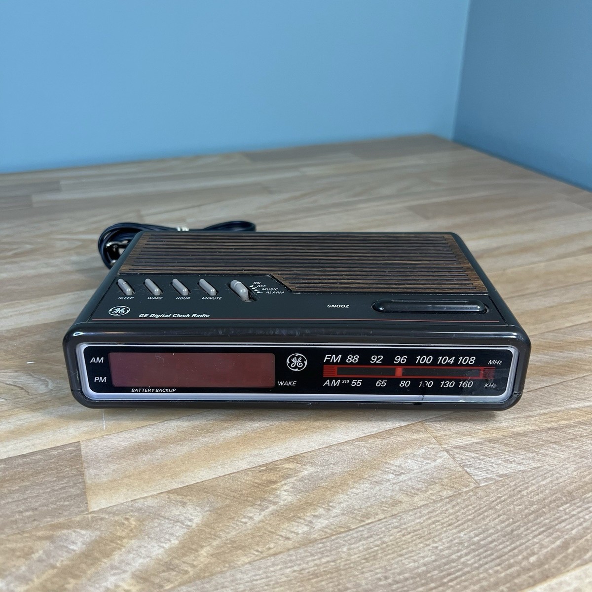 Vtg General Electric GE Alarm Clock AM/FM Radio 7-4612B Wood Grain