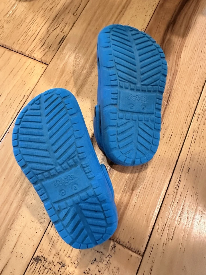 Zuecos Crocs Baya para niños pequeños azules usados Foto 3 de 4