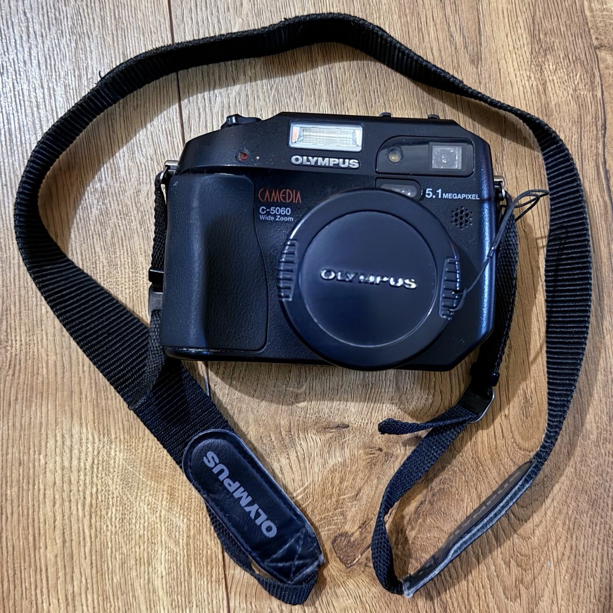 Olympus C-5060 Wide Zoom 5MP Digital Camera Tested w Battery