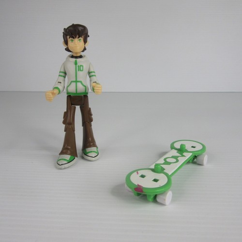 Ben 10, statuetta da collezione, Ben con lo skateboard (16 anni), 10 cm