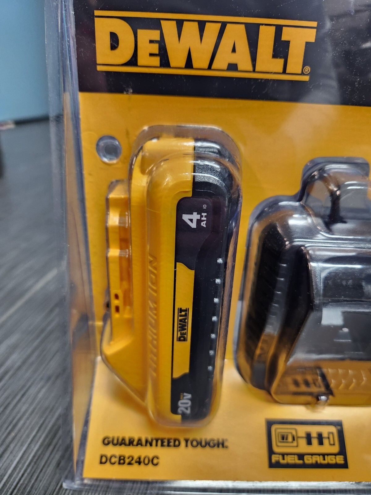DEWALT DCB240C 4 Ah LiIon Battery with fuel guage and Charger