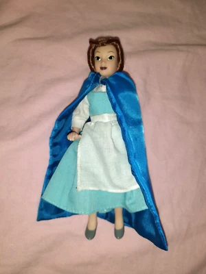 POUPEE DISNEY EN PORCELAINE BELLE AVEC CAPE BLEUE DE LA BELLE ET LA BETE 17 CM - Photo 1/4
