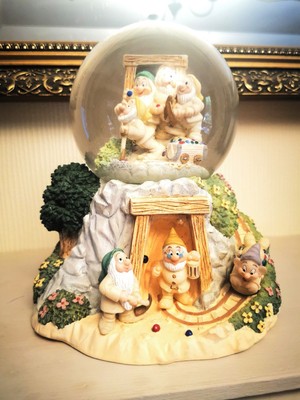 Disney Lenox - SCHNEEWITTCHEN & die sieben Zwerge WATERGLOBE Schneekugel Pfeife  