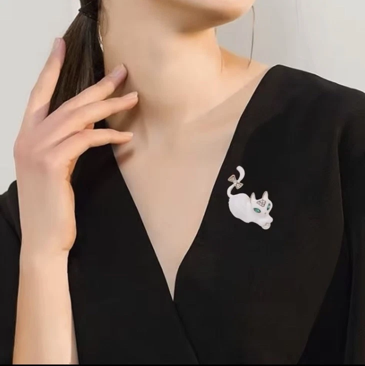 Betsey Johnson Gold Tone Rhinestone White Kitty Cat Pin Brooch NWT - Image 4 of 4