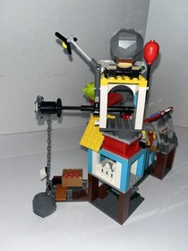 LEGO The Angry Birds Movie: Pig City Teardown 75824 with 2 figs