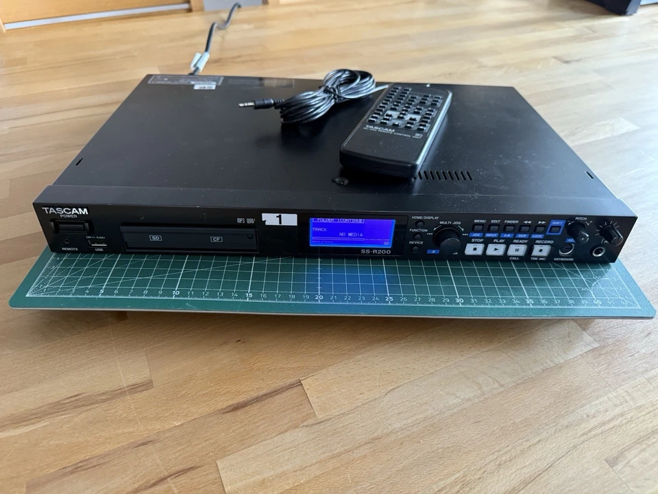 Tascam SS-R200 Solid State Audio Recorder - Schwarz (2 Stk.) - Bild 3 von 4