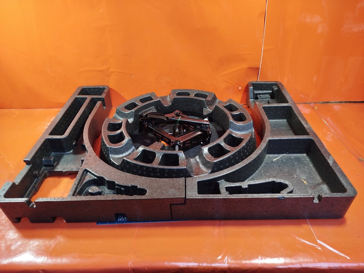 ✓2024 FORD FOCUS MK4 ST-LINE 1.0P LIFTING JACK WITH BOOT FOAM