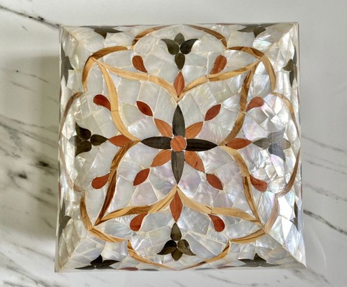 Caja de mosaico hecha a mano de perlas de gran tamaño. Tamaño: 10 x 10 pulgadas - Imagen 4 de 8