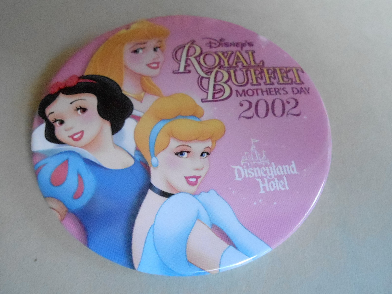 VINTAGE 3" PROMO PINBACK BUTTON #91-124 - DISNEY - ROYAL BUFFET 2002
