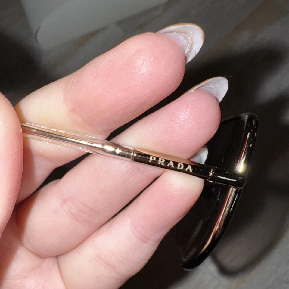 Очки солнцезащитные Prada PR50WS ZVN4K0 58 мм бледно-золотистые / розовые градиентные серые линзы - Изображение 2 из 4