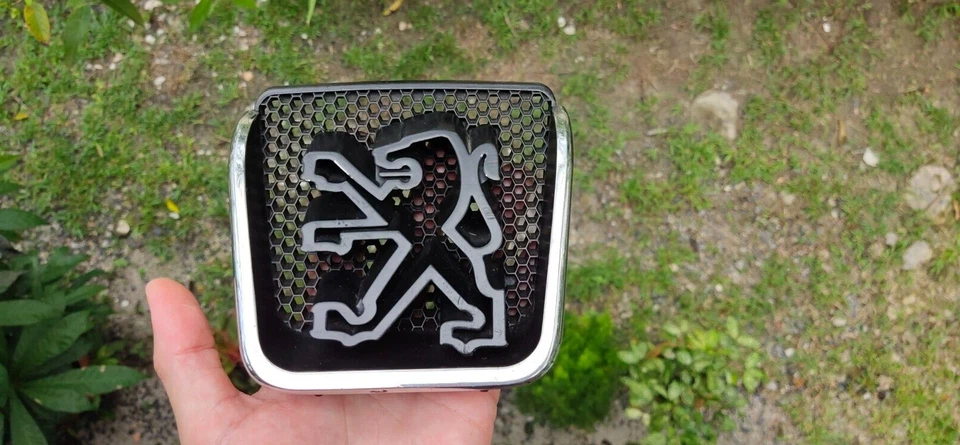 Rejilla delantera Peugeot emblema logotipo insignia original de fábrica OEM PN 96167215771ND Foto 2 de 4