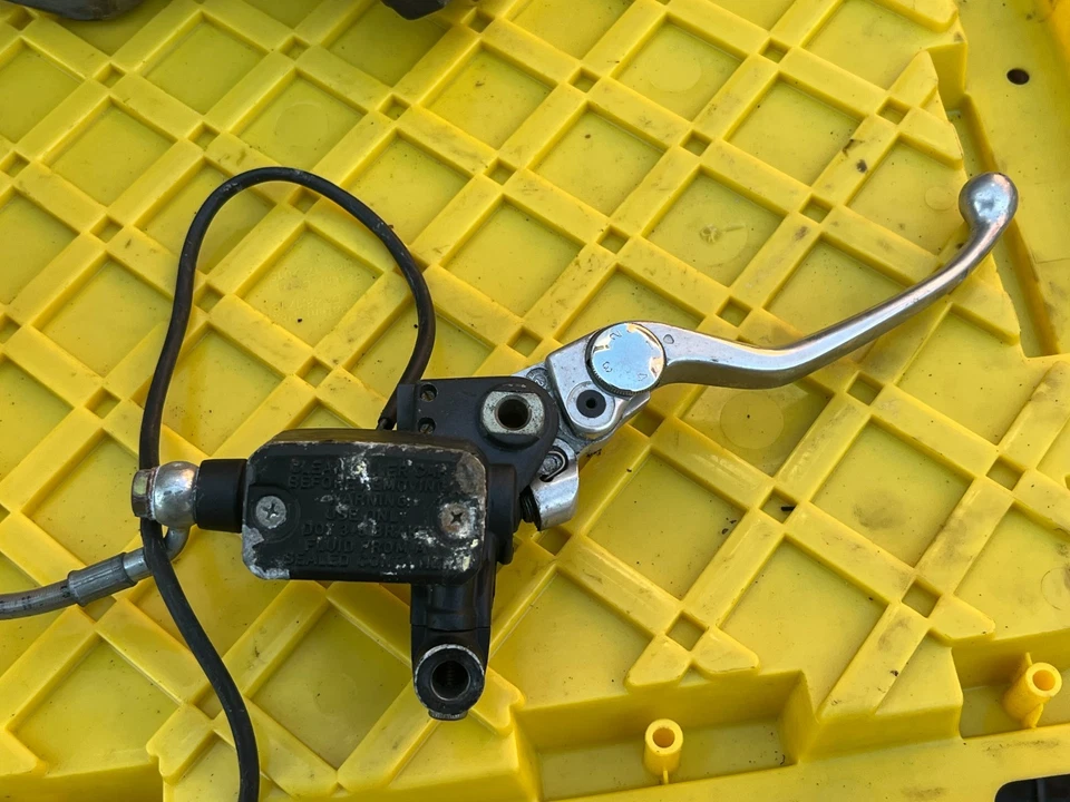 Ducati Monster M620 2002 02-06 maestro de freno delantero, pinzas y palanca Foto 2 de 4