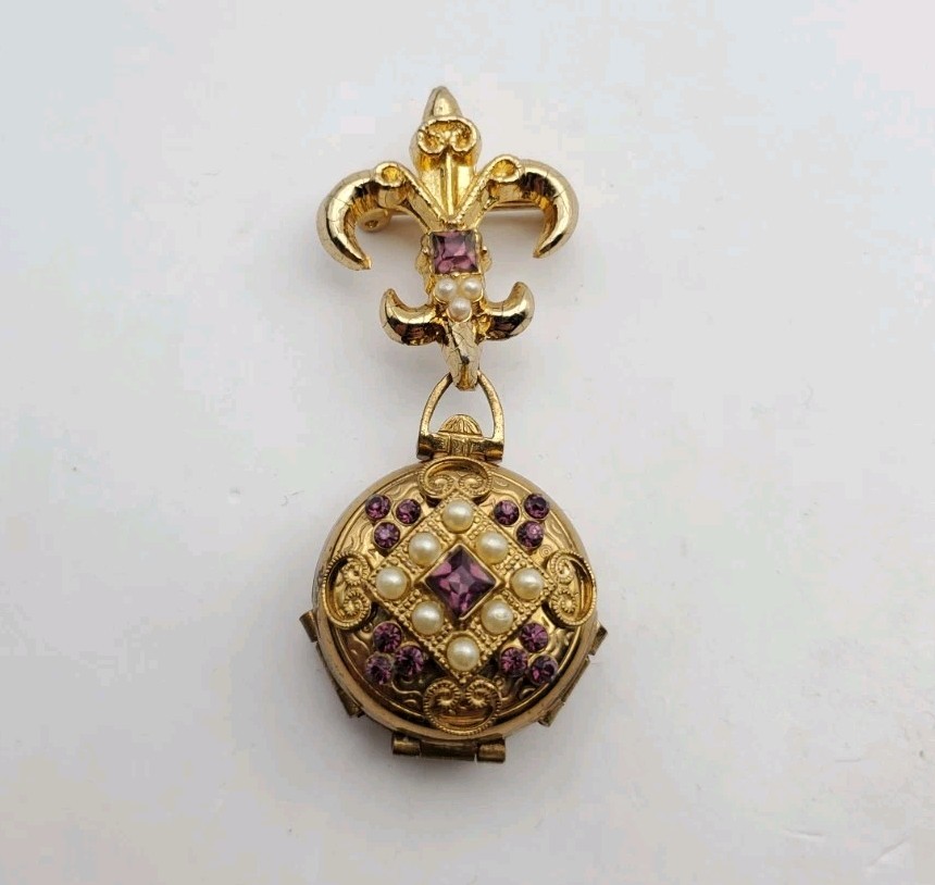 Vintage CORO Pegasus Fleu de Lis Purple Rhinestone 4 Way Photo Pin