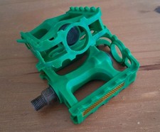 Green Bicycle Pedals - 1/2" Size for 1-Piece Cranks - Vinyl Platform- Very Nice