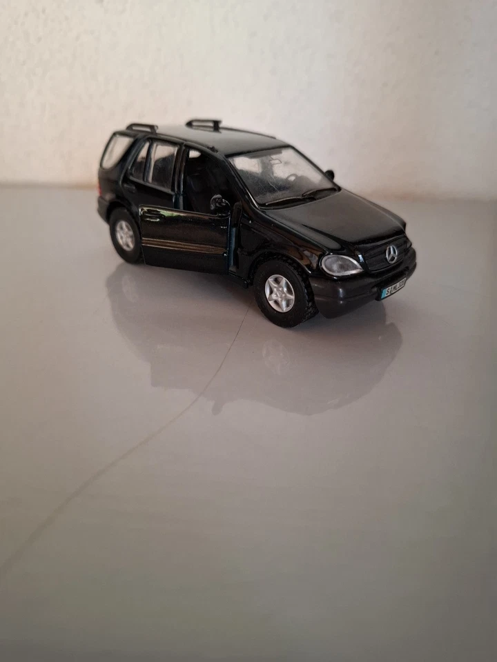 Maisto Mercedes-Benz ML 320 1:41 Black Car ( without left front light ) - Immagine 2 di 4