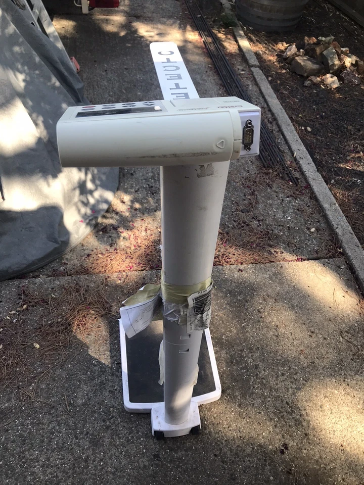 Báscula digital para médico Detecto SOLO con varilla de altura 550 lb x 0,2 lb, 30" a 84,5 Foto 2 de 4