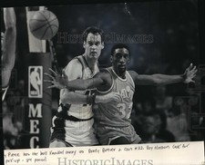 1986 Press Photo Cleveland Cavaliers - Roy Hinson in Game with Milwaukee Bucks