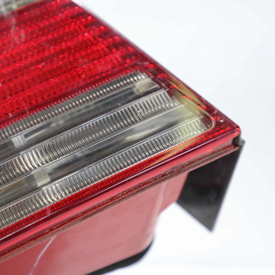 Luz trasera incandescente lateral izquierda Volkswagen Jetta GLI 2004-2005 OEM Foto 4 de 4