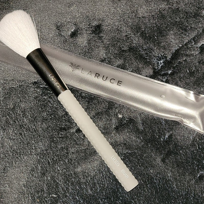 LARUCE LR309 Blush Brush Grey 3D Textured Round Makeup Brush W Protective Sleeve