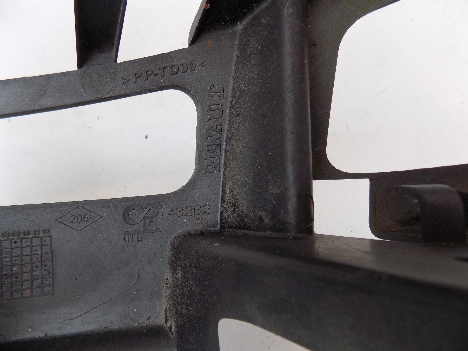 RENAULT MEGANE MK III LEFT SIDE BUMPER BRACKET GUIDE SUPPORT 