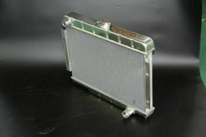 Radiador KKS 3 filas apto para Jeep CJ5 CJ6 CJ7 72-86 Scrambler 2.5 4.2 para motor Chevy Foto 3 de 4