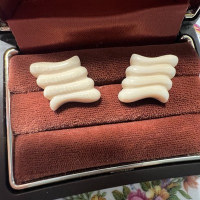 Vintage Ohrringe weiß creme mit 14 Karat massivem Gold & Pfosten Muschel Design