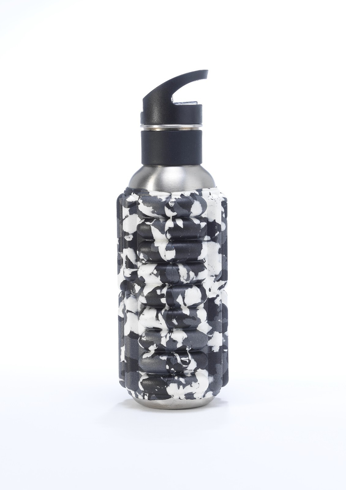 Botella de agua para rodillo muscular de espuma - camuflaje blanco/negro 750 ml