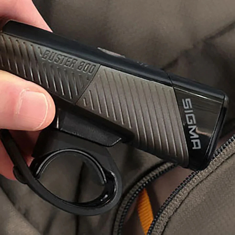 Luz delantera para bicicleta Sigma Buster 800 800 lúmenes USB-C, 5 modos, IPX4, montable Foto 2 de 4