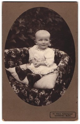 Photograph Fr. Thiele, Schönberg I. Mecklb., little child in dress sitting on Ki 