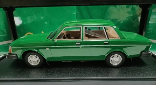 Cult 1:18 Volvo 244DL 1975 Green Rich Four Door Sedan Model Decoration - Image 2 of 4