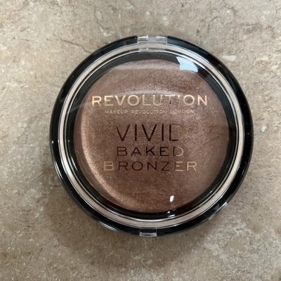 Makeup Revolution Vivid Baked Bronzer Golden Days Compact