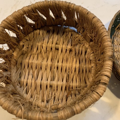 Handcrafted Seaweed Woven Basket With Cover - Picture 4 of 9