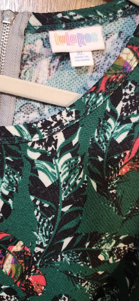 Vestido LuLaRoe Nuevo con Etiquetas Amelia Talla XL Verde Negro Rojo Plumas Bolsillos Plisado Cremallera Foto 3 de 3