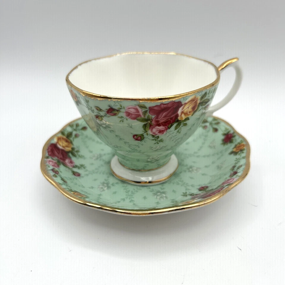 Taza de té y platillo Royal Albert Old Country rosa-azul damasco Inglaterra 2002 Foto 2 de 4