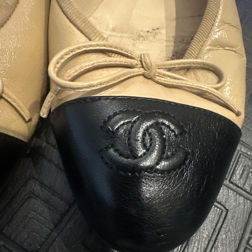 CHANEL Beige Black Cap Toe Lambskin Ballet Flats Shoes SZ 38.5 - Imagen 3 de 9