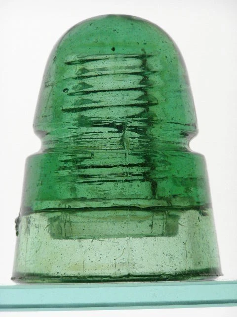CD 145 [10] green glass "beehive" insulator with 5-pointed star - Image 2 of 4