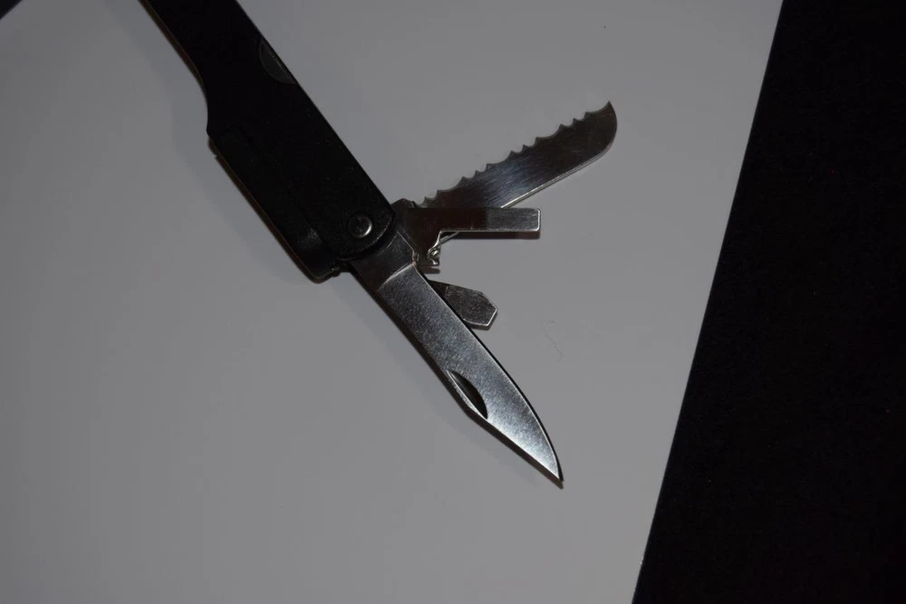 MULTI TOOL/(RED DOT) (7 TOOLS IN ONE)..
