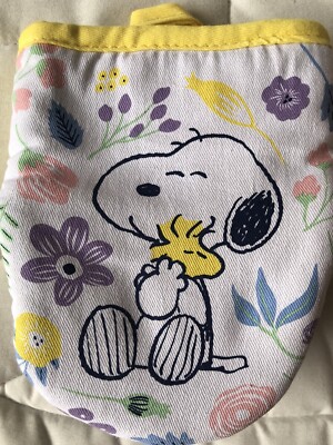 PEANUTS~SNOOPY, WOODSTOCK, & FLOWERS~6  X 7 ~SPRING Oven Mitt~NEW~FAST SHIPPING