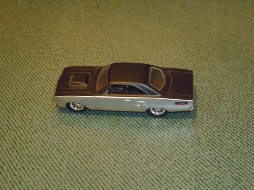 1970 70 Plymouth Road Runner Collectible 1/64 Scale Diecast Diorama Model