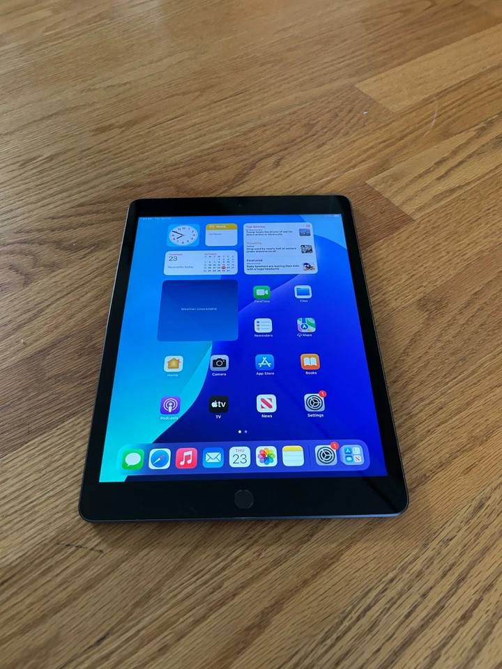 Apple iPad 8. Gen 32GB Spacegrau Wi-Fi NUR MYN32LL/A LESEN Gerät ist verbogen