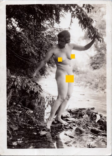 Antigua foto desnuda arriesgada mujer musculosa al aire libre artística años 20 - 5x7