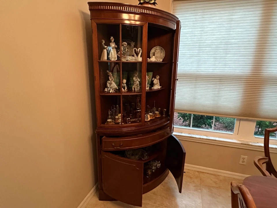 Antigua mesa de comedor con armario (sillas incluidas) Foto 3 de 4