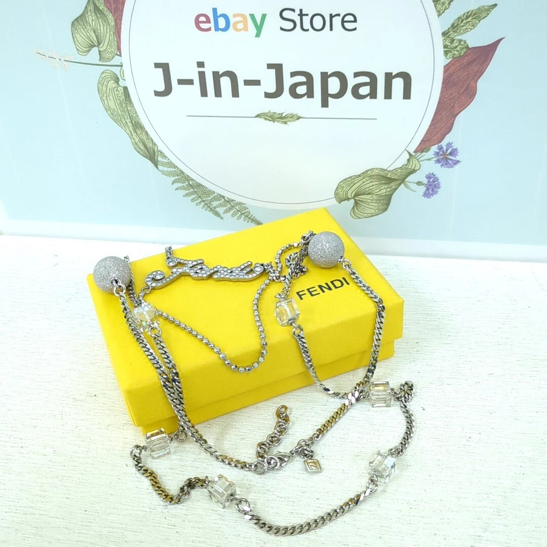 Collana lunga Fendi logo placca cristallo strass colore argento usata dal Giappone