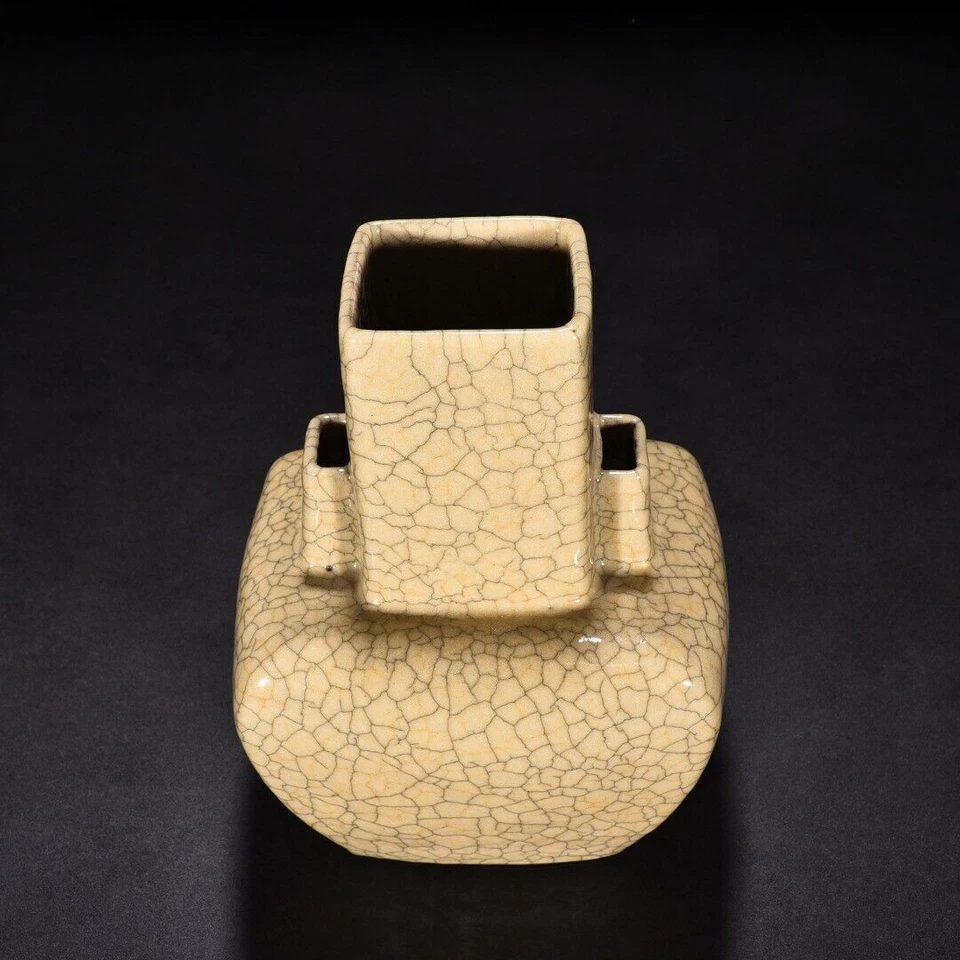 8"China Antique Song dynasty Porcelain ge kiln Beige Ice crack double ear vase - Image 4 of 4