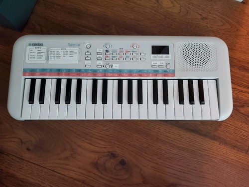 YAMAHA Remie PSS-E30 Electronic Mini Keyboard 37 White from Japan