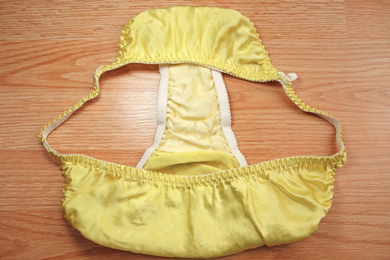 VINTAGE NYLON SHINY SLIPPERY PRETTY CUTE SATIN SILK YELLOW STRING PANTY