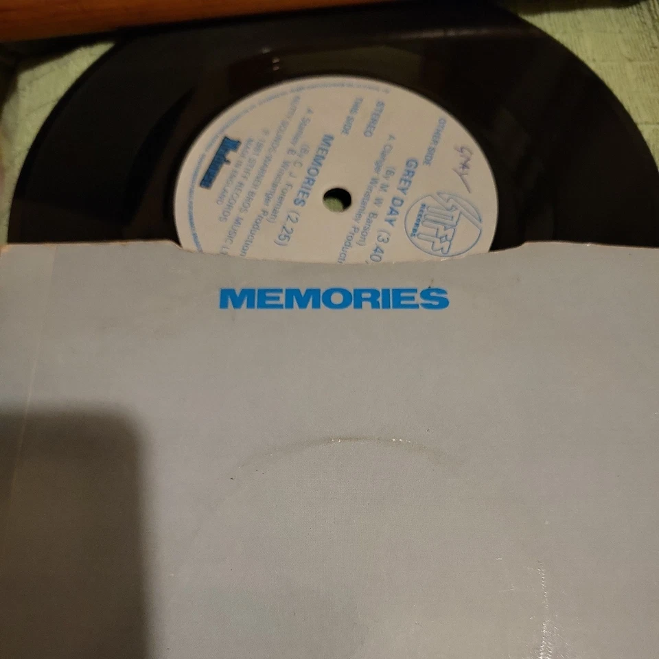 MADNES - GREY DAY 7" - Image 3 of 3