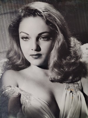 Toni Seven alias June Millarde - RIESIGES Pressefoto aufgenommen 1945. Hollywood Schauspielerin. 