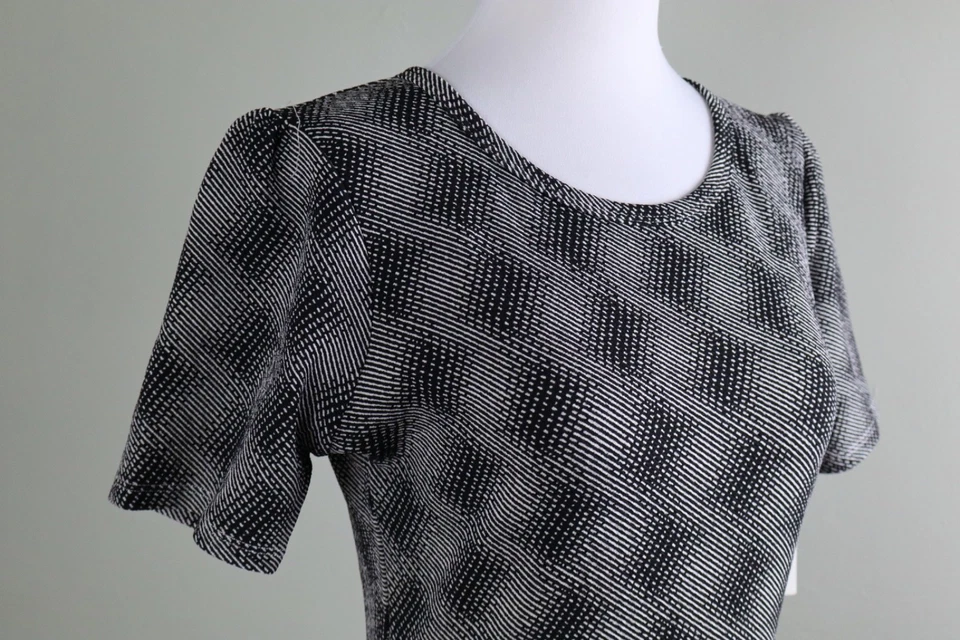 Vestido LULAROE NUEVO CON ETIQUETAS Texturizado Elástico Negro Rayas Plisado Amelia Talla Mediana Foto 3 de 4